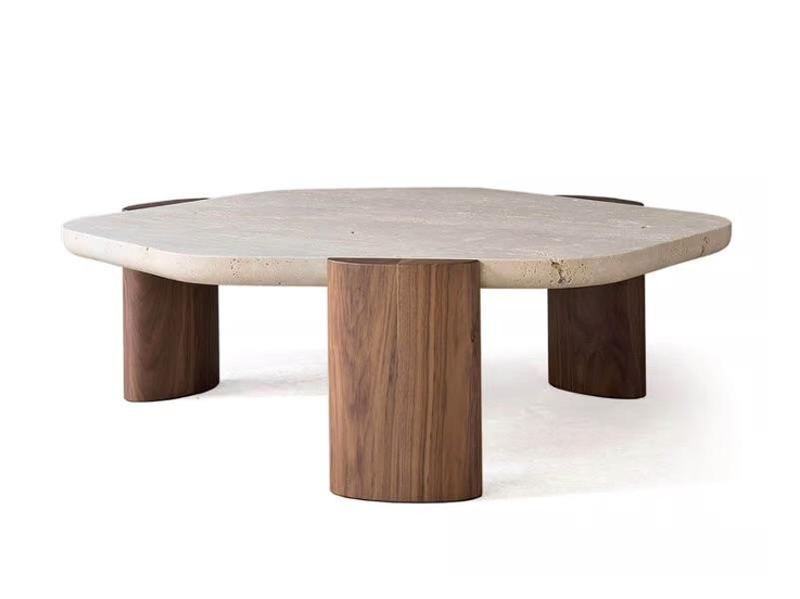 Table basse asymétrique en travertin avec pieds cylindriques en bois de noyer, design organique et naturel.