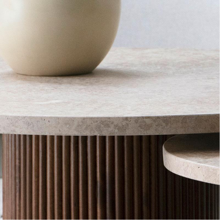 Plateau en travertin aux nuances beige et crème, finition lisse et élégante.”