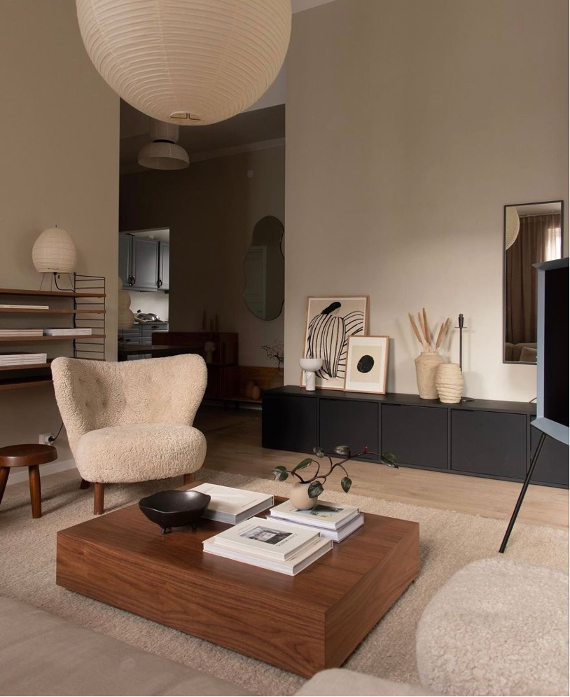 Table basse en bois de noyer massif aux lignes nettes et géométriques, parfaite pour une décoration raffinée.
