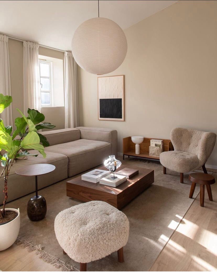 Table basse rectangulaire en bois de noyer, une pièce robuste et stable au style intemporel.