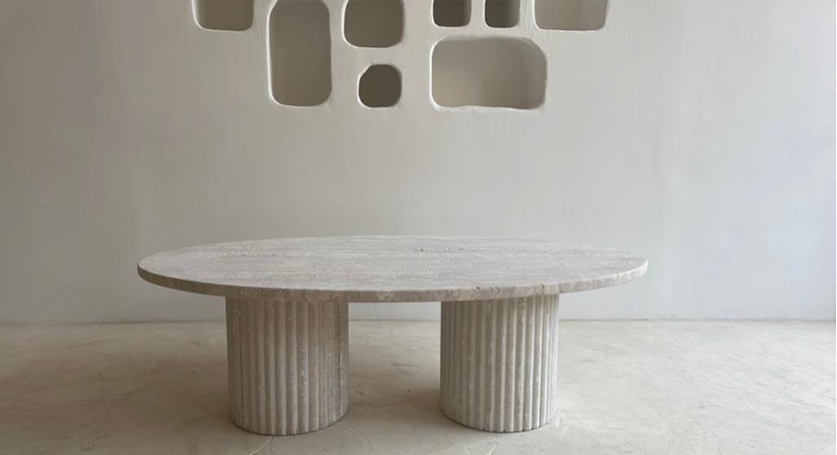 Table basse ovale en travertin avec pied cannelé, au design intemporel et raffiné.