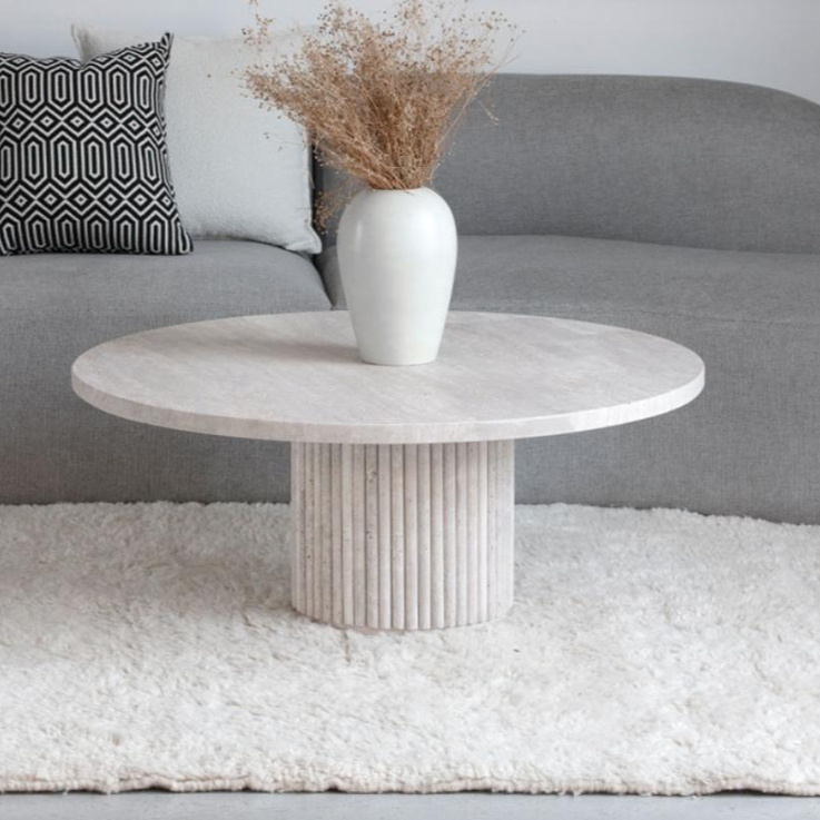 Table basse ronde en travertin avec pied baguette, design élégant et naturel