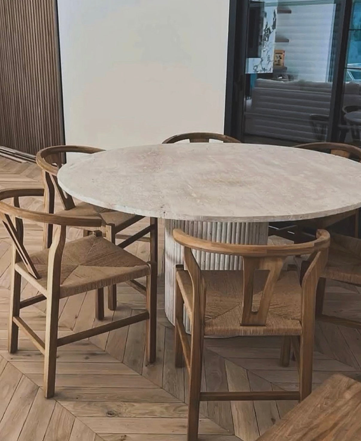 Travertin naturel texturé avec finition artisanale et sculpture en baguette sur le pied.