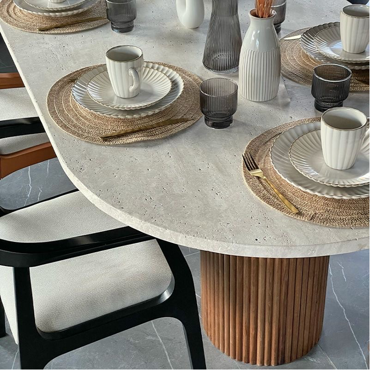 Table en travertin avec pieds sculptés en bois de hêtre, alliance parfaite entre pierre et bois.