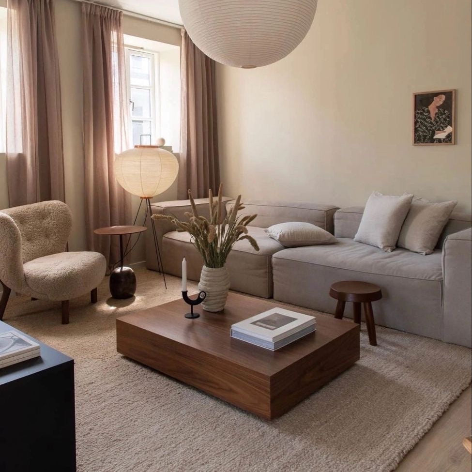 Table basse rectangulaire en bois de noyer massif, au design minimaliste et contemporain.