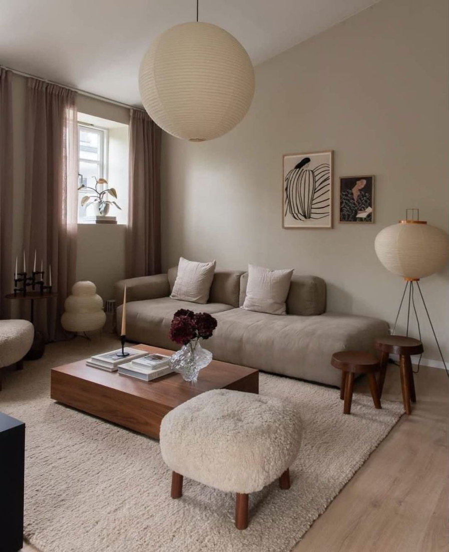 Table basse en bois de noyer, idéale pour une ambiance chaleureuse et naturelle dans un salon.