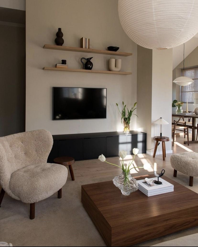 Table basse en bois de noyer avec une structure monobloc, élégante et intemporelle.