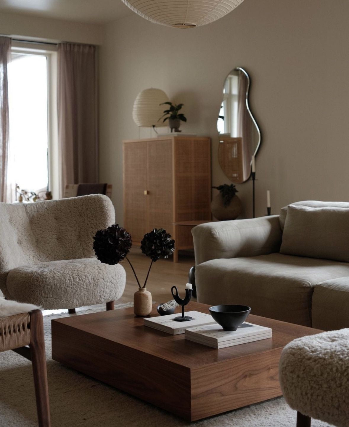 Table basse rectangulaire en bois de noyer avec une finition soignée mettant en valeur les nuances naturelles du bois.