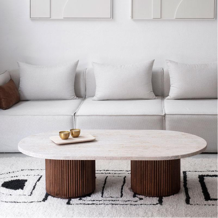 Table basse en pierre naturelle et bois, alliant la chaleur du hêtre et l’élégance du travertin.