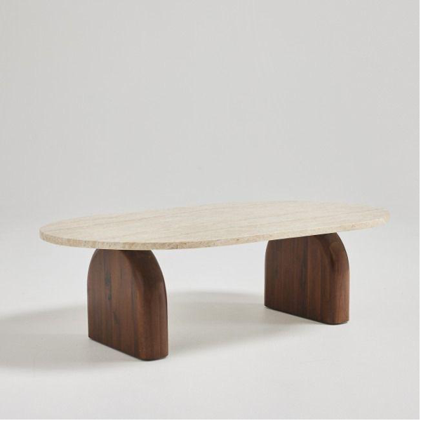 Table basse ovale en travertin avec pieds en bois de noyer, design naturel et raffiné.”