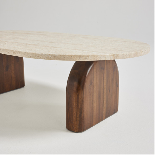 Pieds en bois de noyer massif, courbes organiques et finition artisanale élégante.