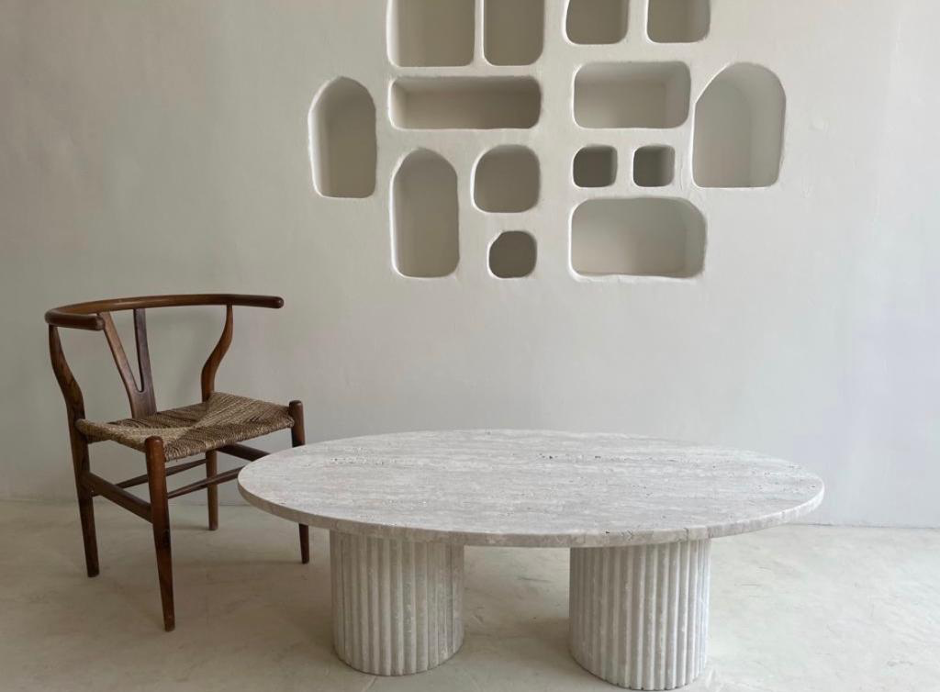 Salon épuré avec une table basse en travertin, idéale pour une décoration minimaliste.