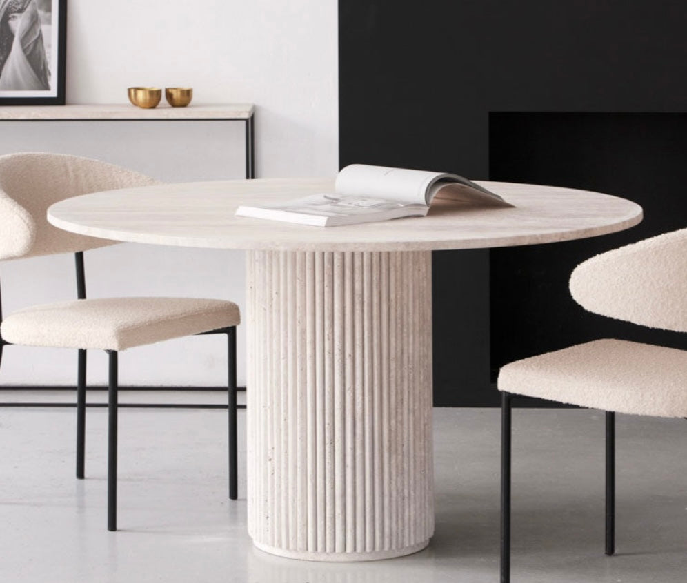 Table en travertin avec plateau épuré et pied baguette rainuré au design moderne.