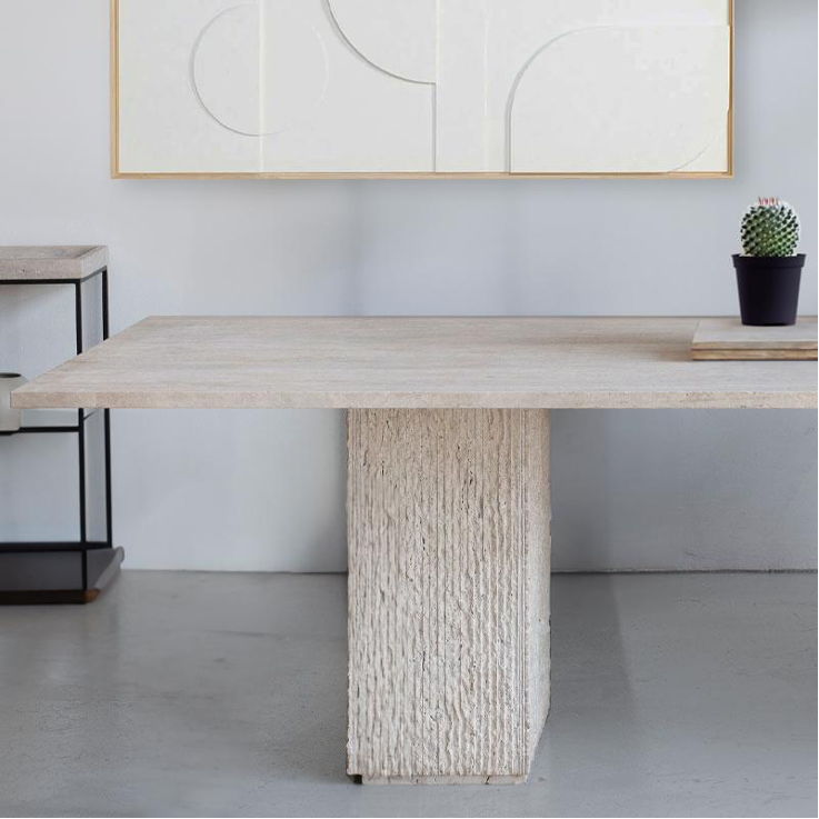 Pieds martelés en travertin massif, texture artisanale pour un style authentique.