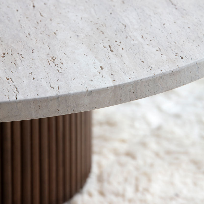 Plateau en travertin beige avec veinures naturelles, finition lisse et raffinée.