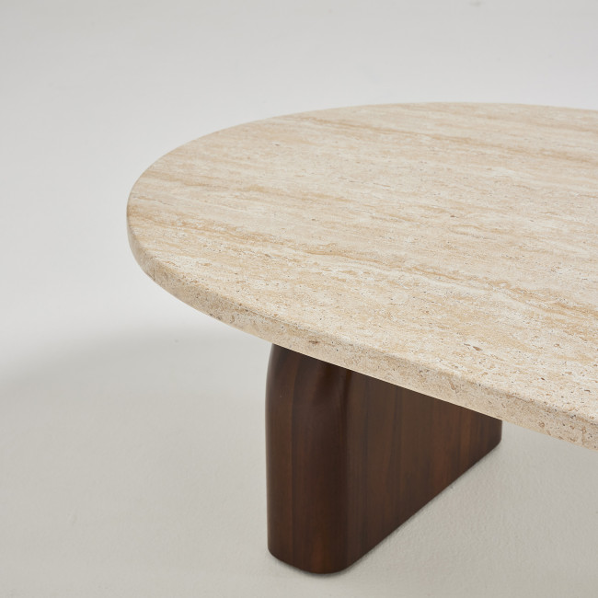 Plateau en travertin beige aux nuances minérales, finition lisse et bords arrondis