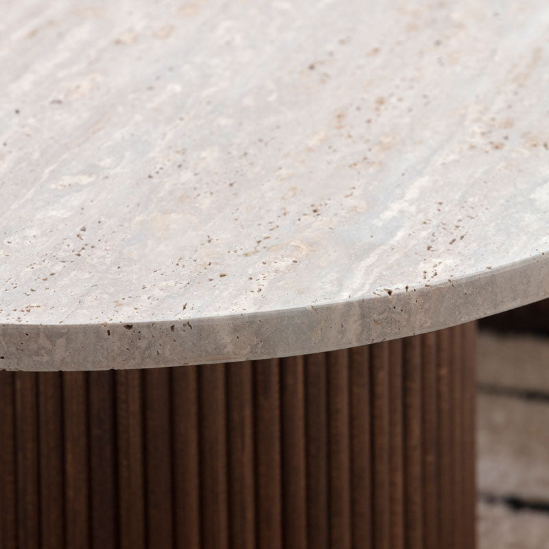 Table en travertin avec pied en bois de hêtre sculpté, alliance parfaite entre pierre et bois.