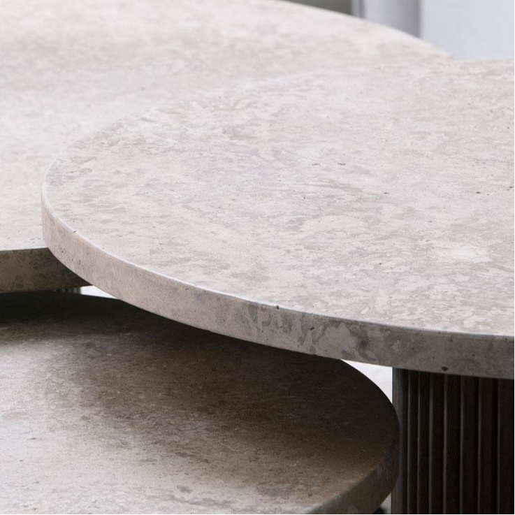 Alliance entre le travertin naturel et le bois de hêtre, mélange de textures brutes et raffinées.