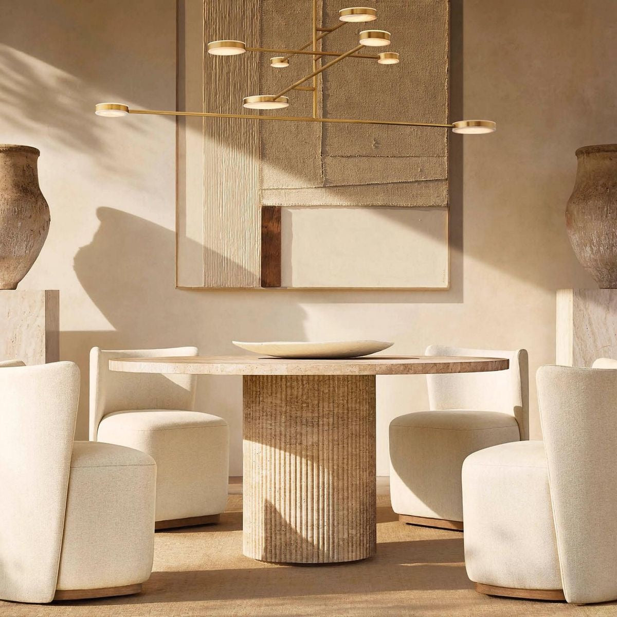 Pied baguette en travertin, structure cylindrique rainurée pour une touche architecturale.