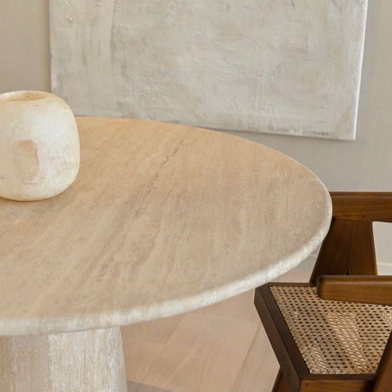 Détail des finitions artisanales, assemblage parfait entre plateau et pied en travertin massif.