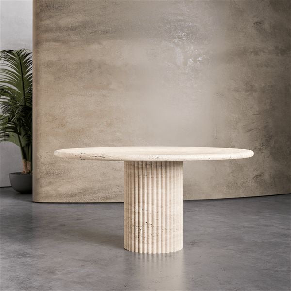 Table ronde en travertin naturel avec pied baguette sculpté, design élégant et intemporel.