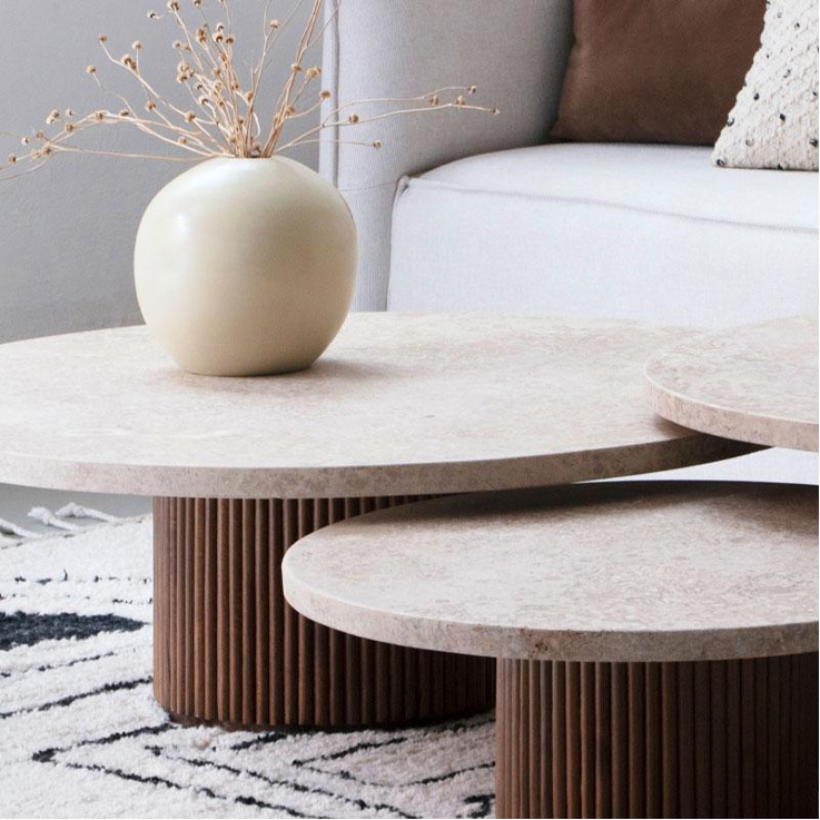 Ensemble de trois tables basses en travertin et bois de hêtre, modulables selon l’espace et l’envie.