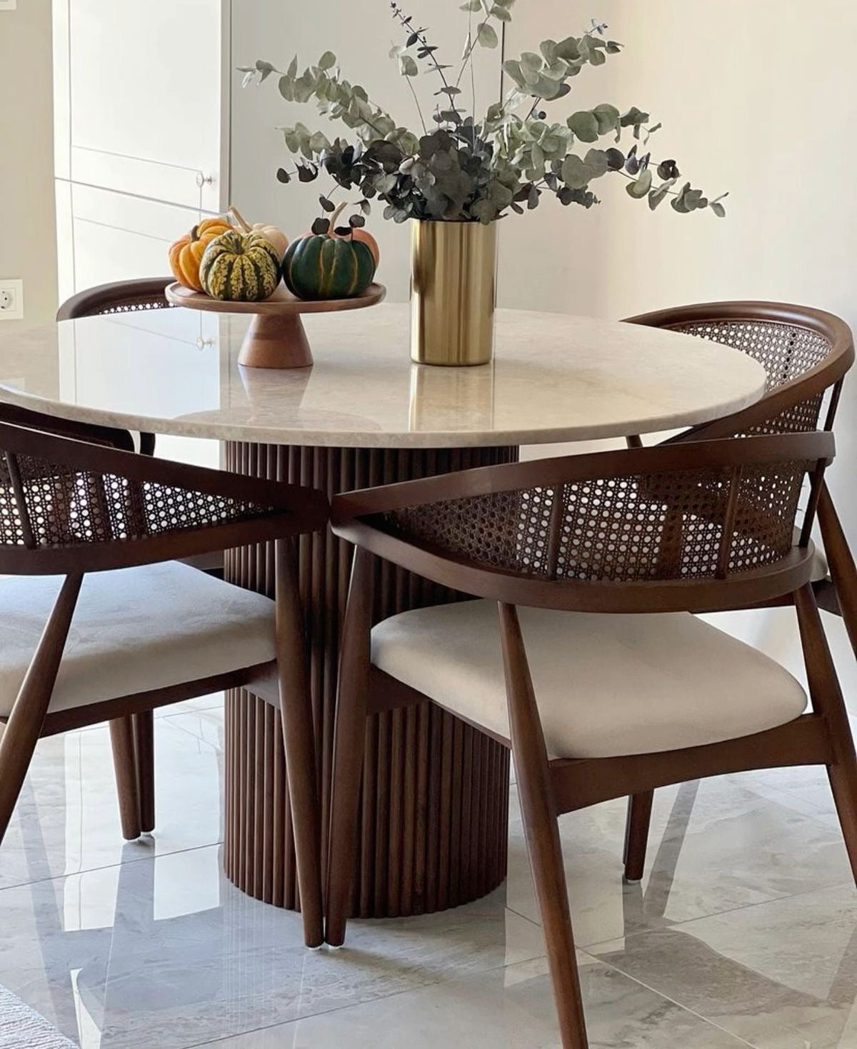 Table ronde en travertin avec pied rainuré en bois de hêtre, design élégant et naturel.