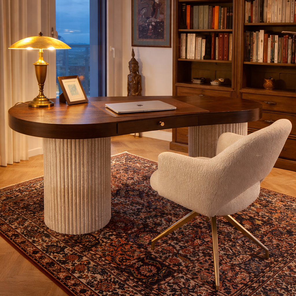 Bureau en noyer massif avec pieds en travertin cannelé et tiroir intégré, mis en scène dans un intérieur élégant.