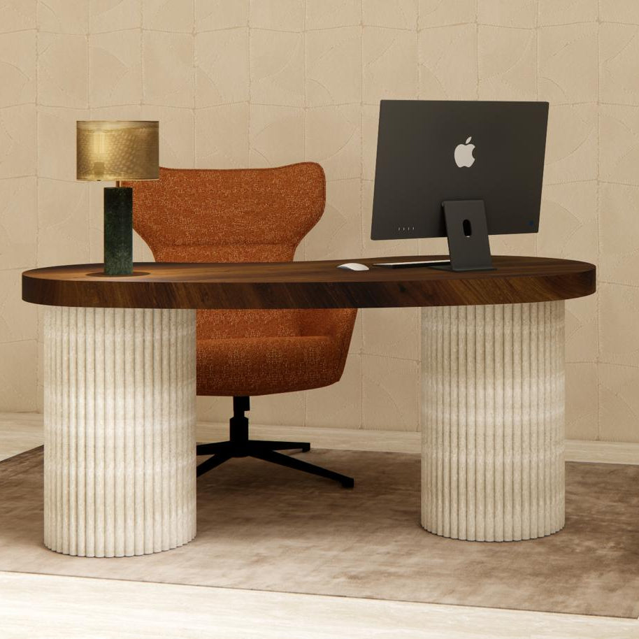 Bureau sur mesure en noyer massif avec pieds en travertin cannelé et tiroir intégré, vue en angle.