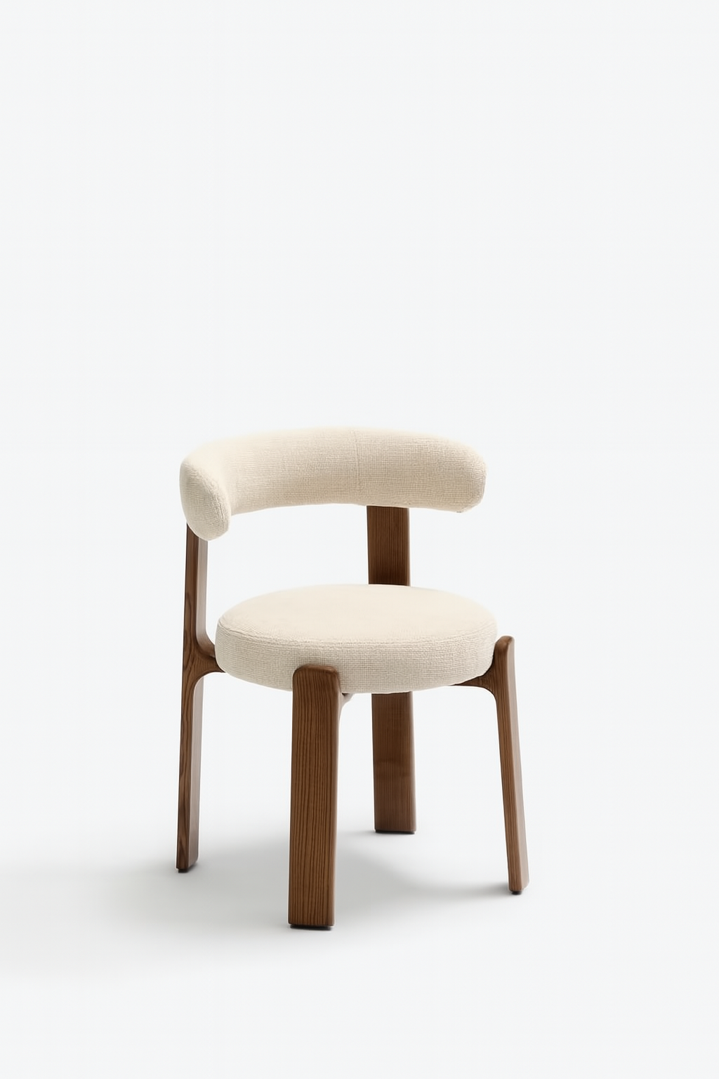 Chaise en bois de noyer avec assise en tissu et dossier arrondi, design contemporain.