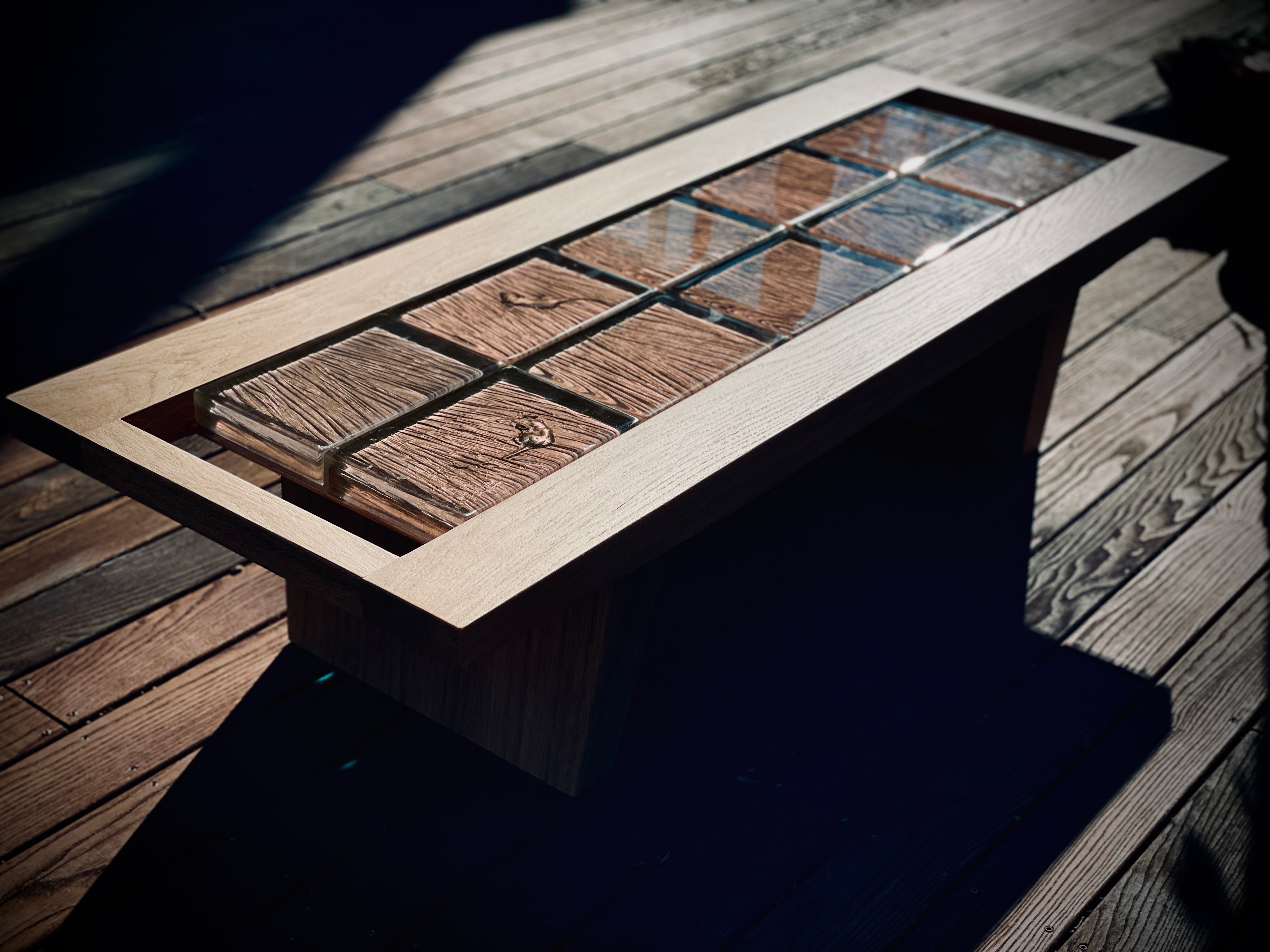 Détail du verre sculpté à la cire perdue avec finition à la feuille d’or 22 carats sur table basse artisanale