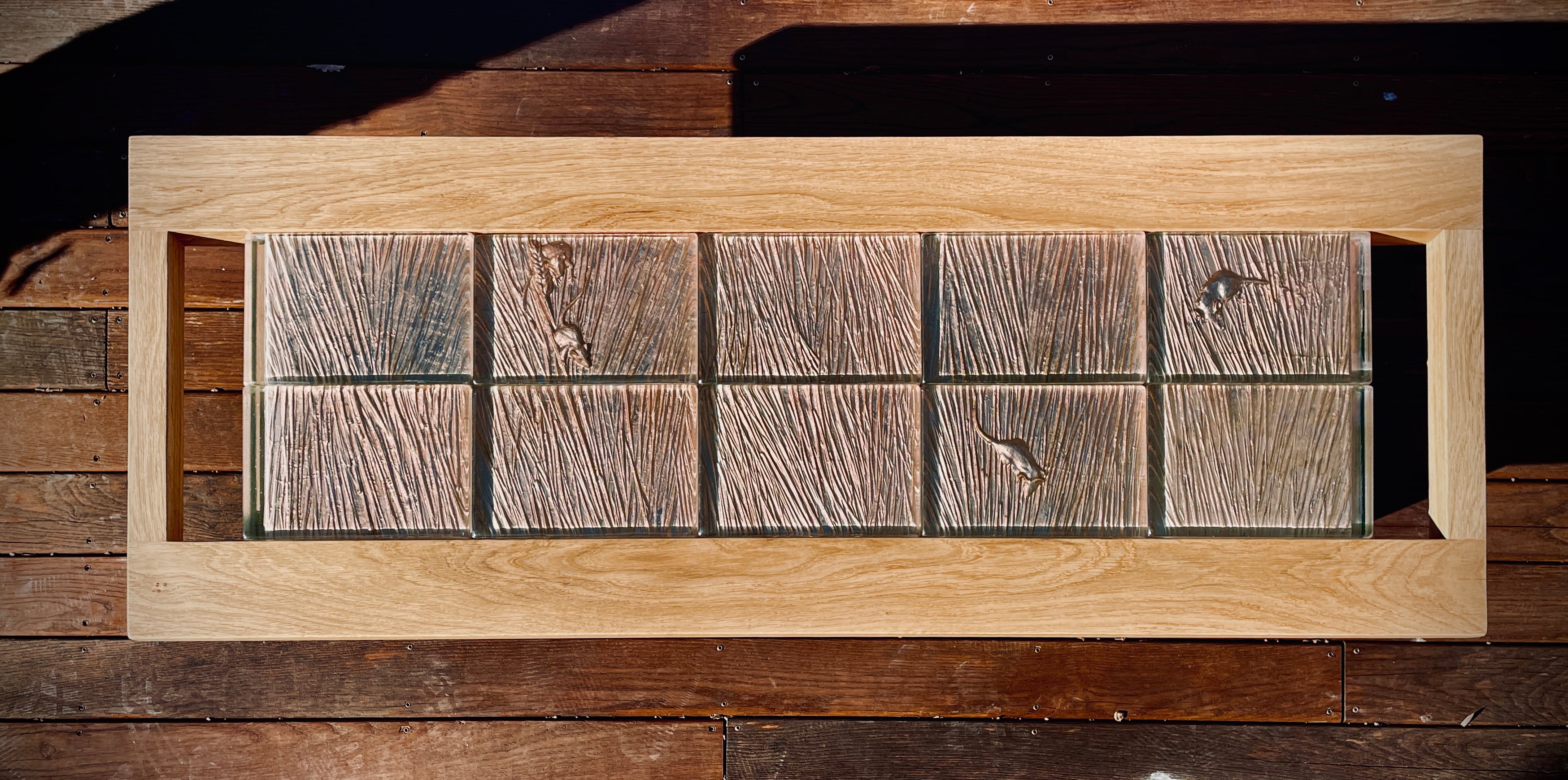 Table basse artisanale en chêne massif composée de 10 carreaux en verre sculpté réalisés à la main.