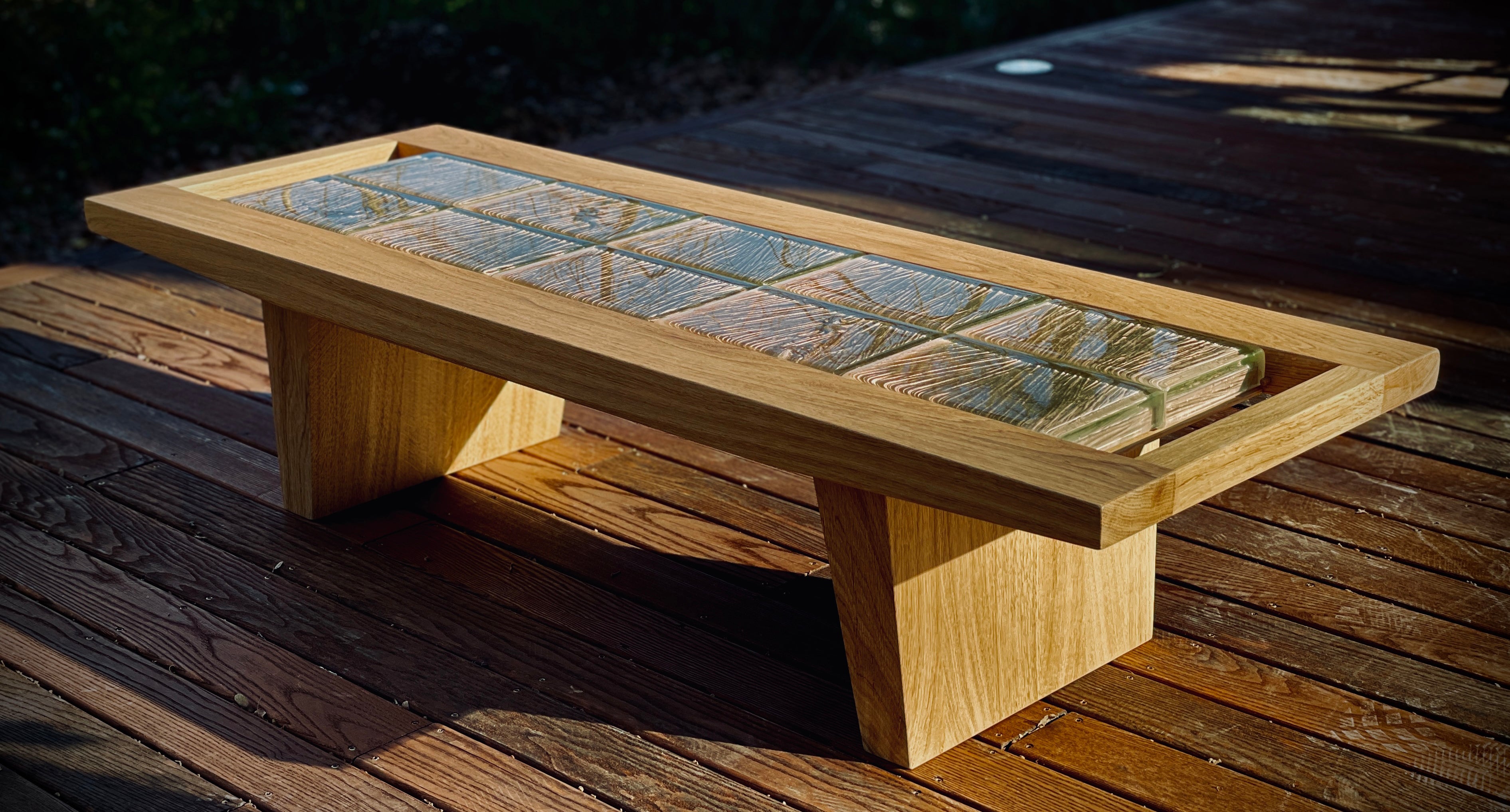 Table basse en chêne massif et verre sculpté avec feuille d’or 22 carats, fabrication artisanale ARTEFIKO.