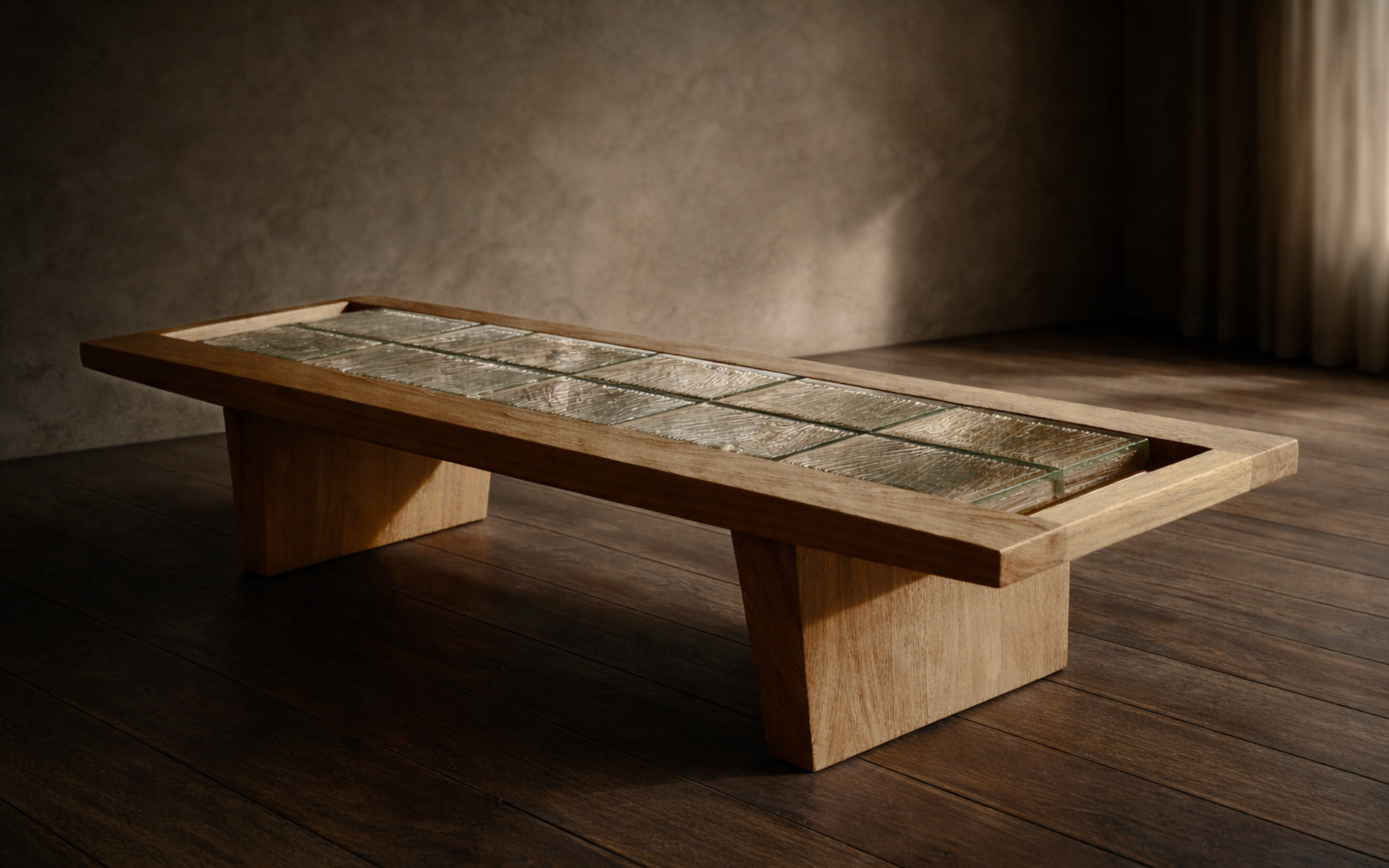 Table basse en chêne massif et verre sculpté avec feuille d’or 22 carats, pièce artisanale fabriquée à la main par ARTEFIKO.