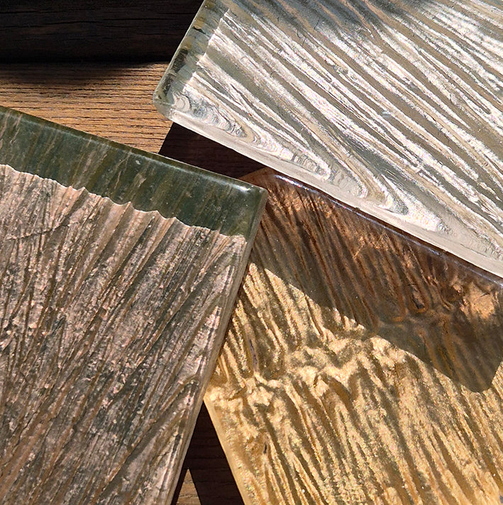 Table basse sur mesure en chêne massif et verre sculpté personnalisable avec motifs uniques.