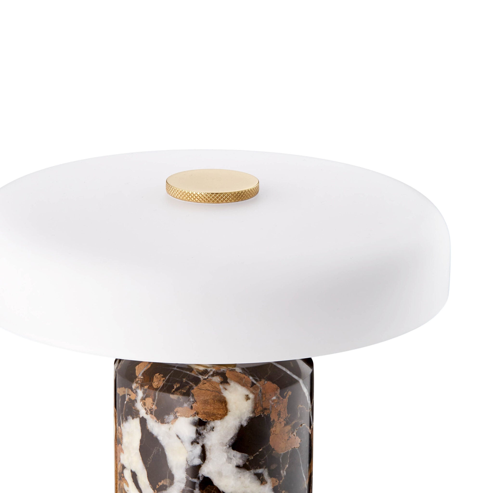 Une pièce forte et élégante, faite à la main, avec une base en marbre brut et un globe soufflé. Rechargeable pour une liberté totale.