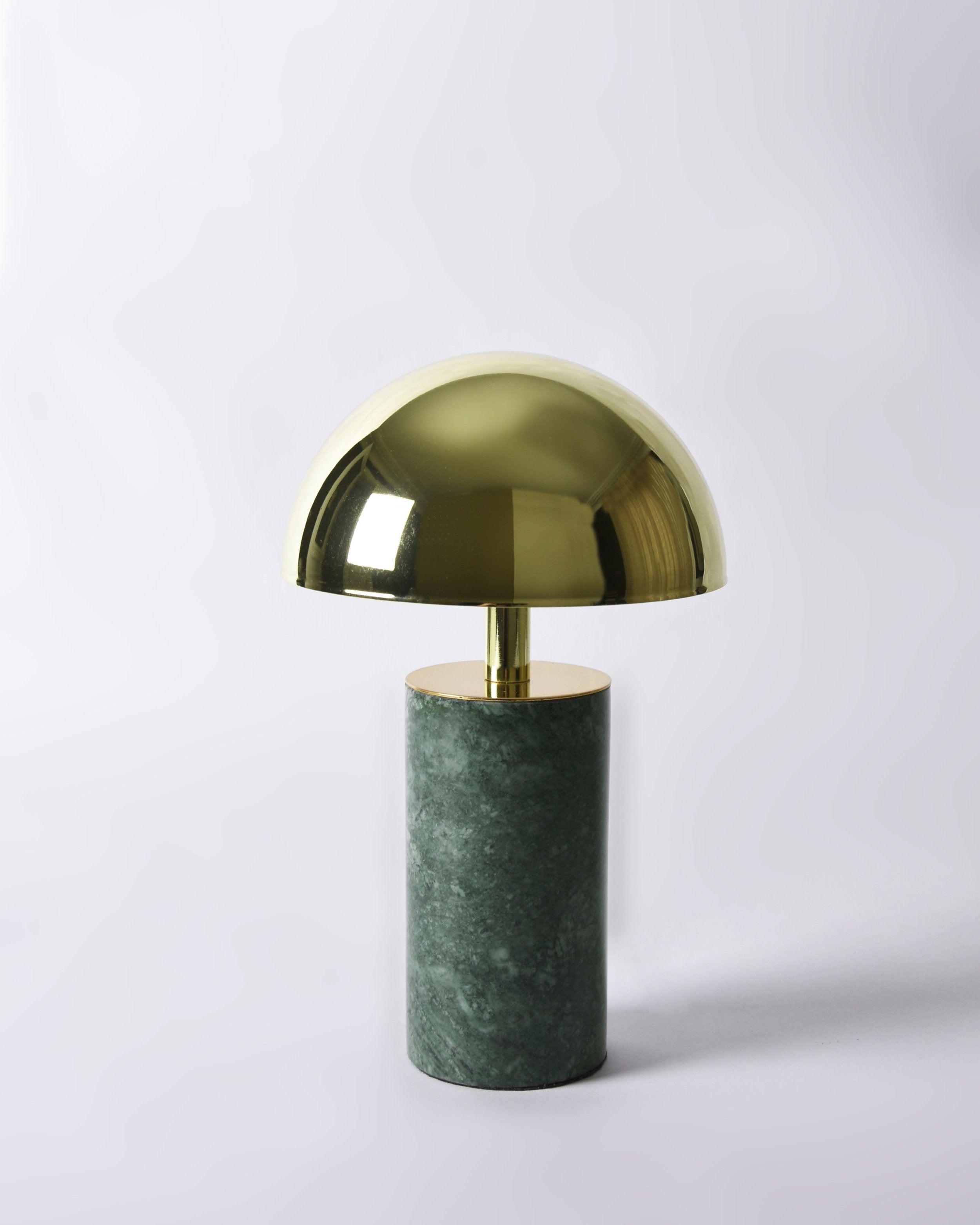 Une lampe à poser sobre et raffinée, rechargeable et entièrement faite main dans un marbre brut de caractère.