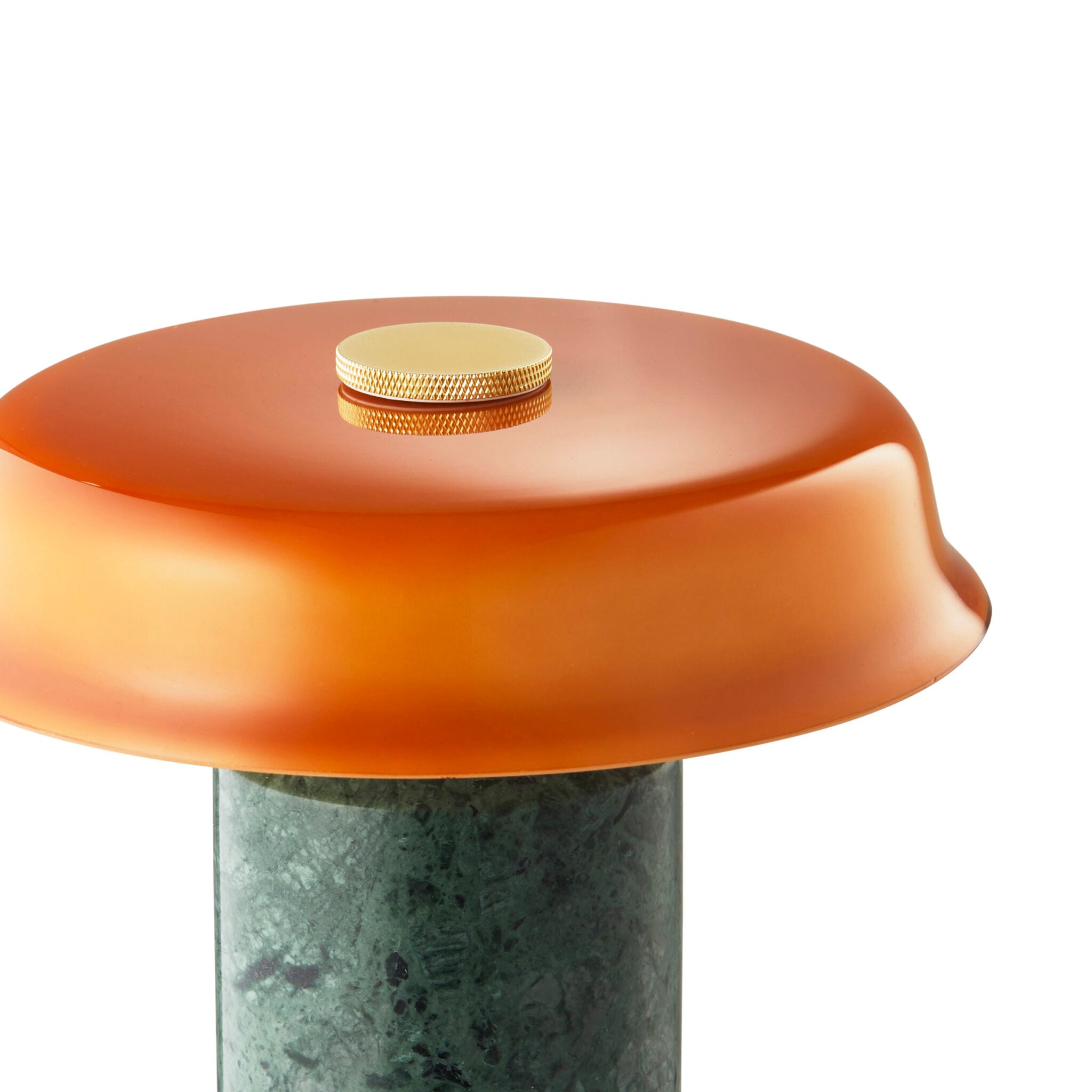 Ce luminaire en marbre brut est entièrement façonné à la main, avec un globe en verre soufflé pour une touche raffinée.