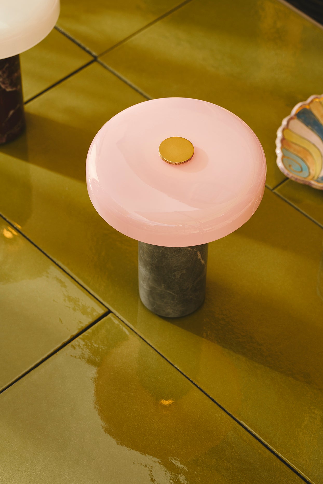Cette lampe artisanale et rechargeable est conçue pour s’adapter à tous les lieux, que ce soit sur une table basse ou en bord de fenêtre.