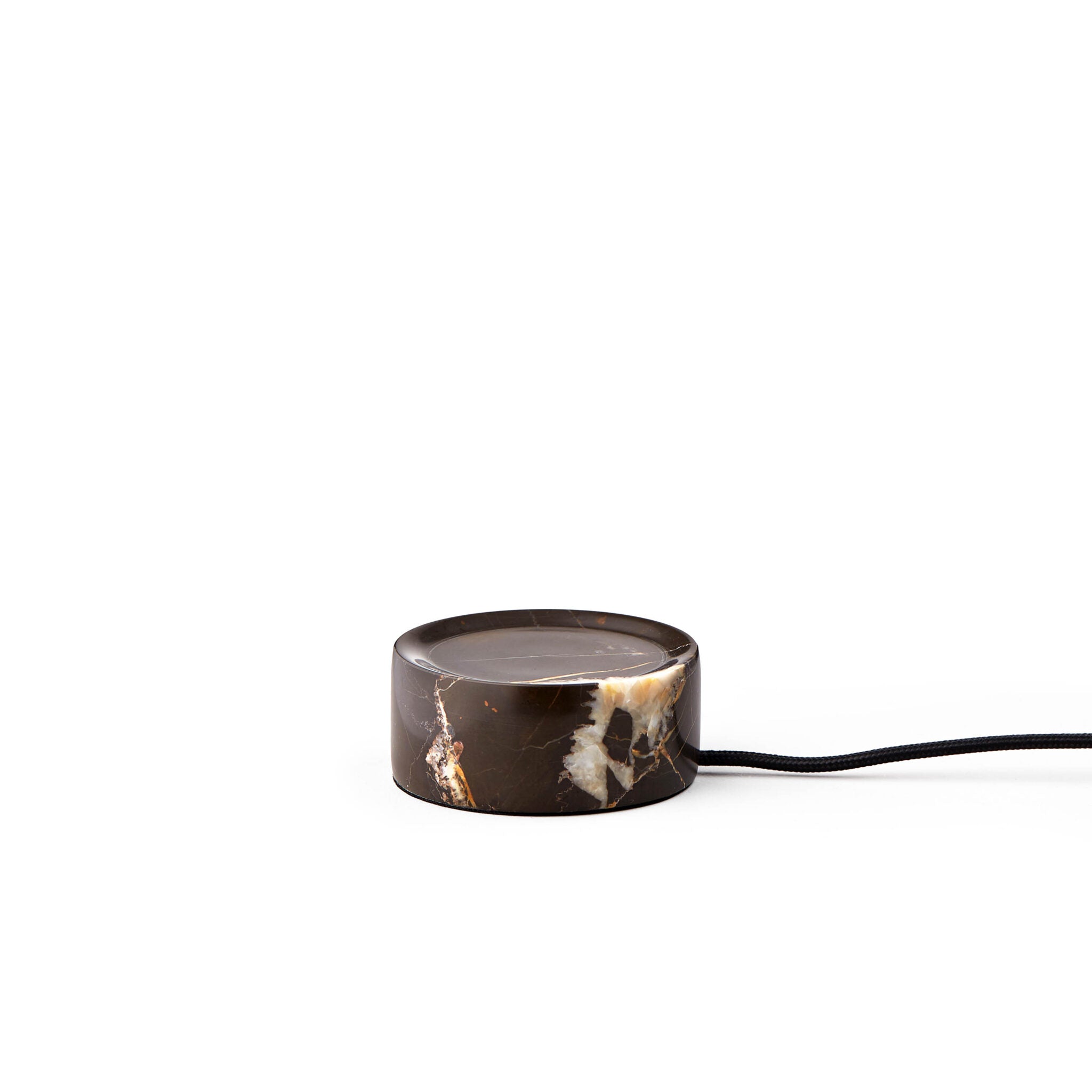 Cette lampe rechargeable combine marbre brut et verre soufflé à la bouche pour une création unique, entièrement façonnée à la main.