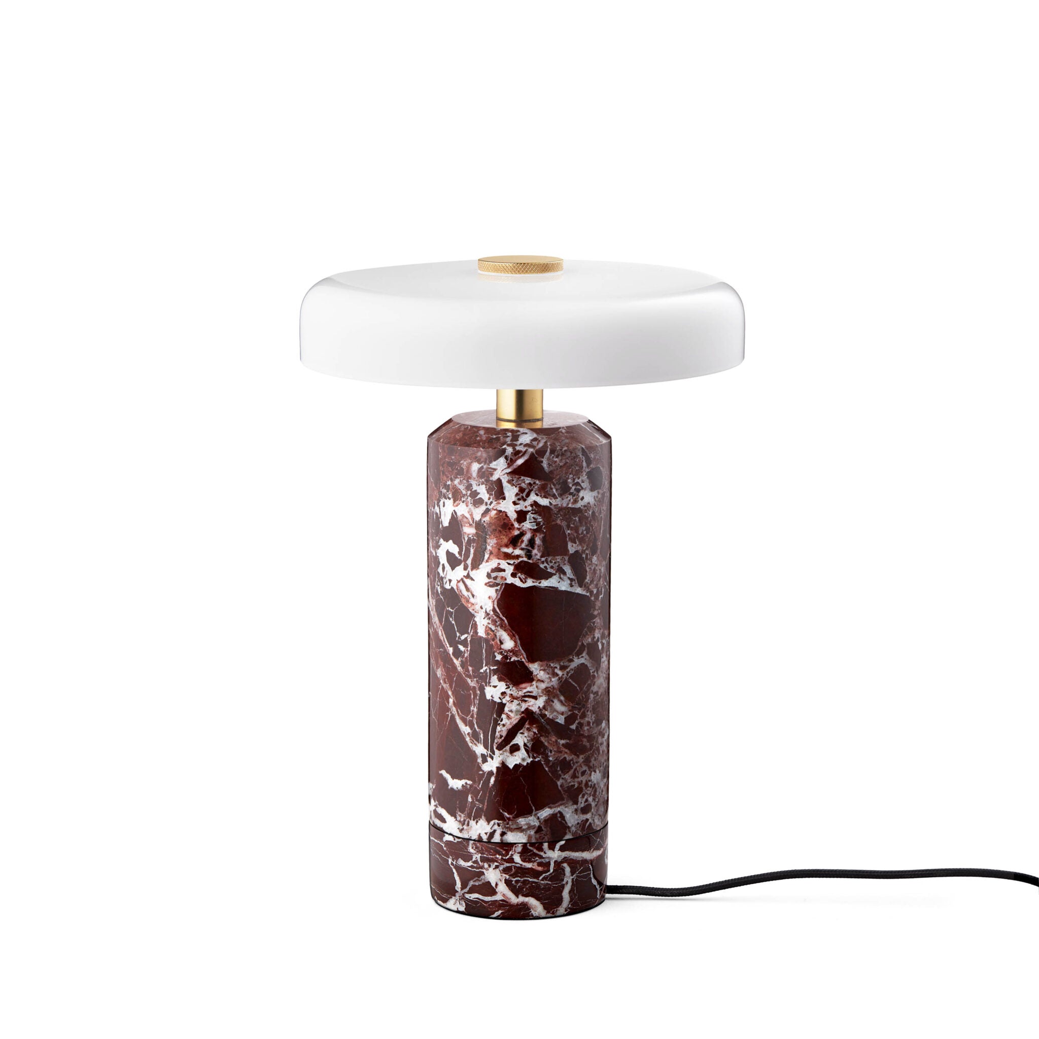 Ce modèle artisanal associe formes sobres et matériaux naturels pour une lampe pleine de charme.