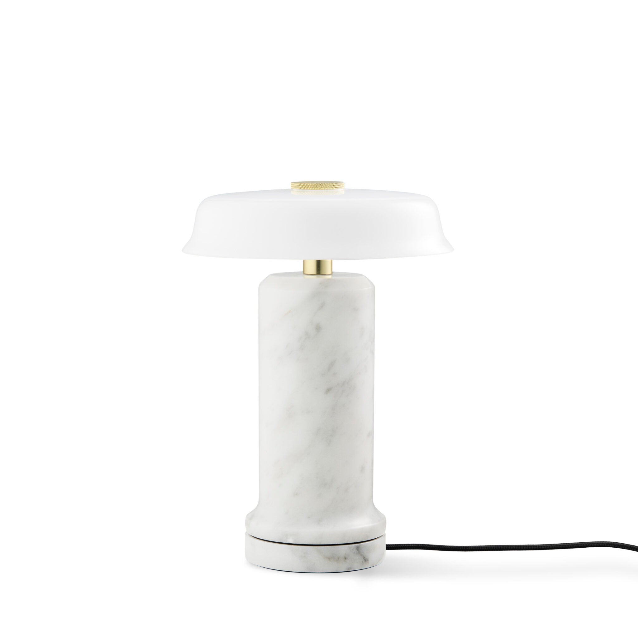  Un design pur et sculptural qui fait de cette lampe en marbre brut et verre soufflé une pièce forte et intemporelle.