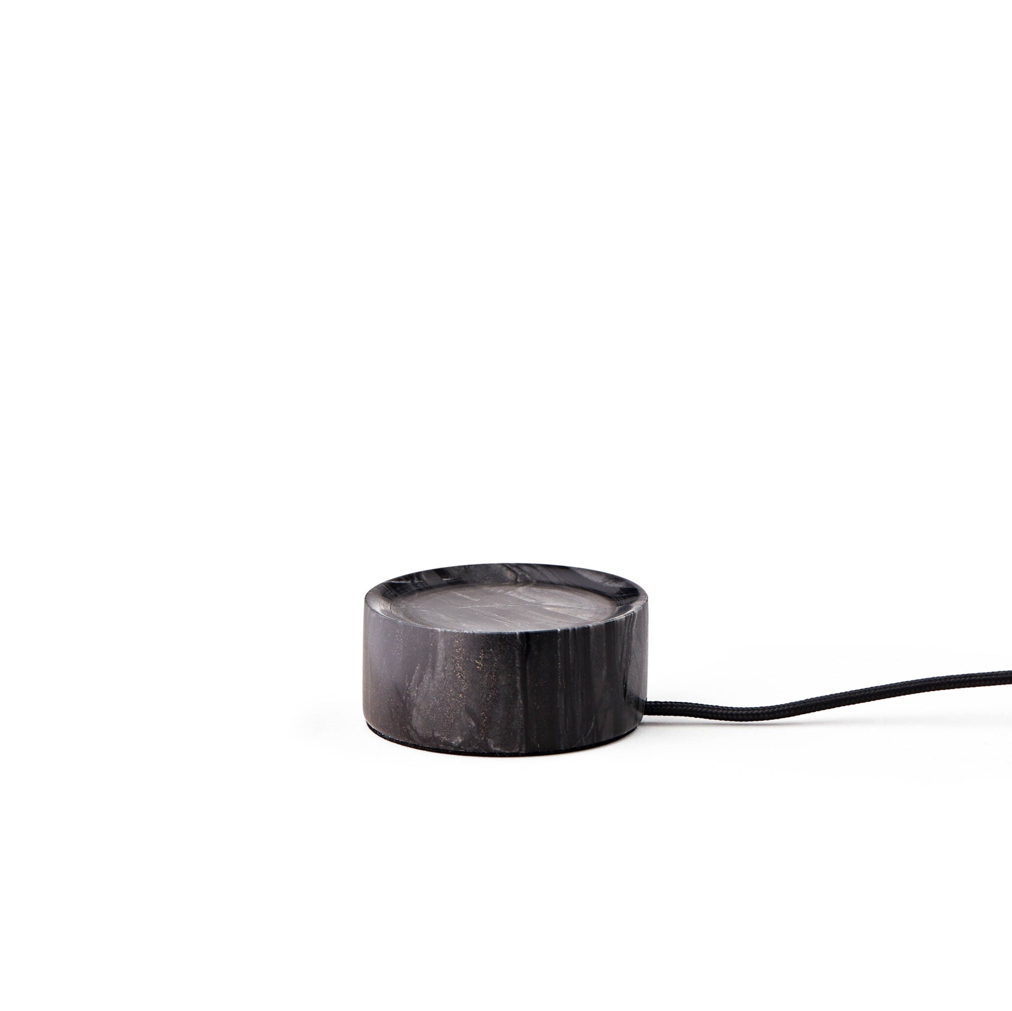 L’élégance brute du marbre et la finesse du verre soufflé à la bouche font de cette lampe une pièce singulière.