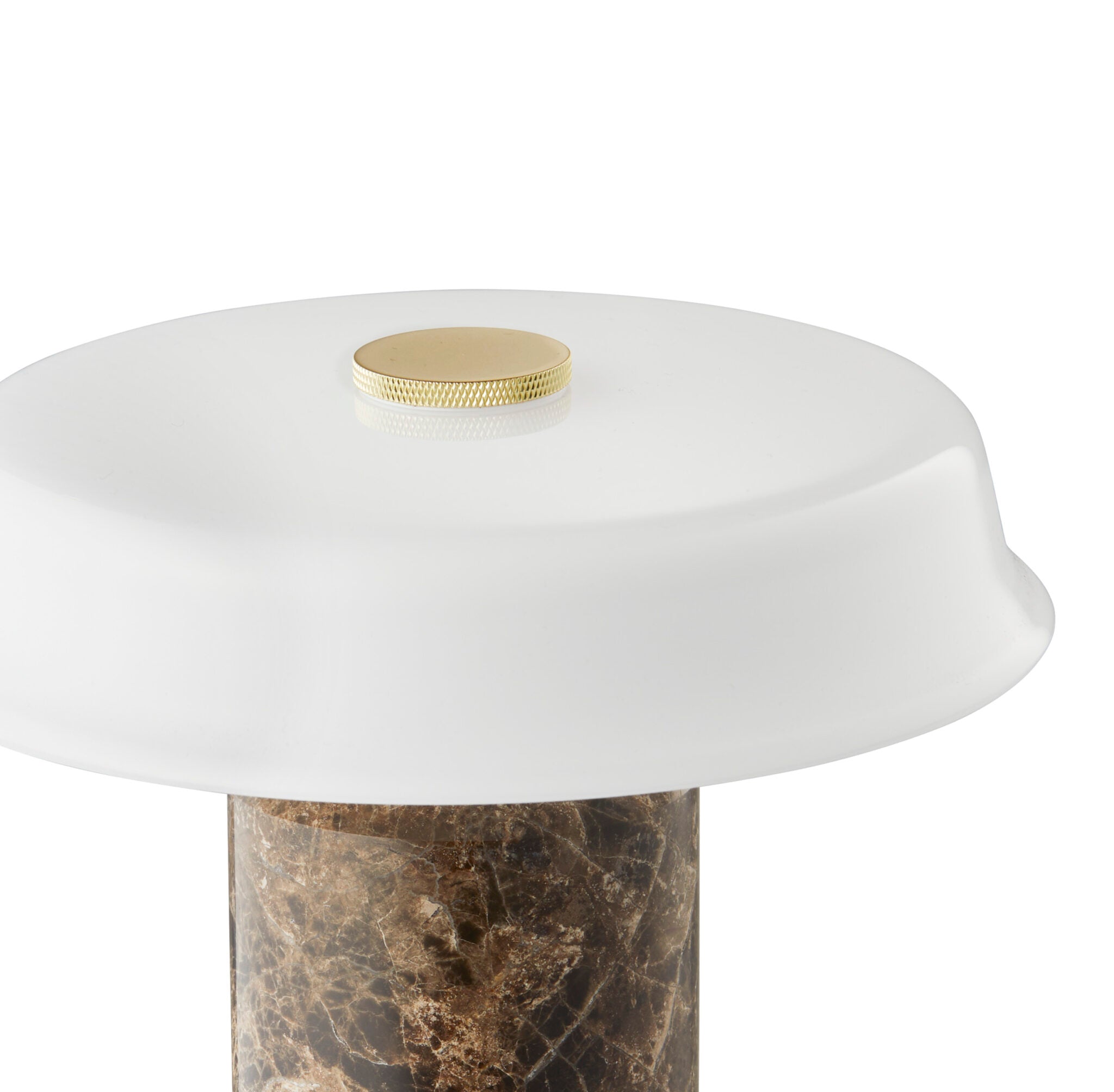 Une création artisanale qui joue sur les contrastes de texture entre le marbre brut et le verre délicatement soufflé.
