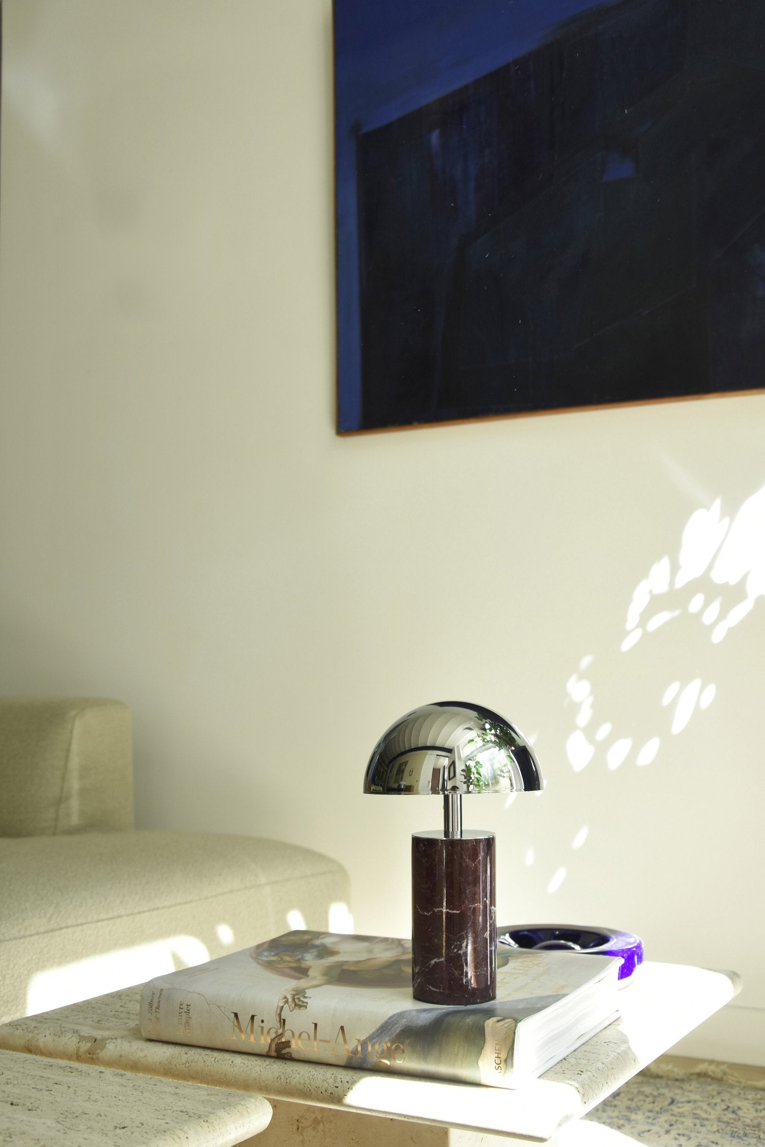  Élégante et sans fil, cette lampe rechargeable en marbre est fabriquée artisanalement pour sublimer votre intérieur.
