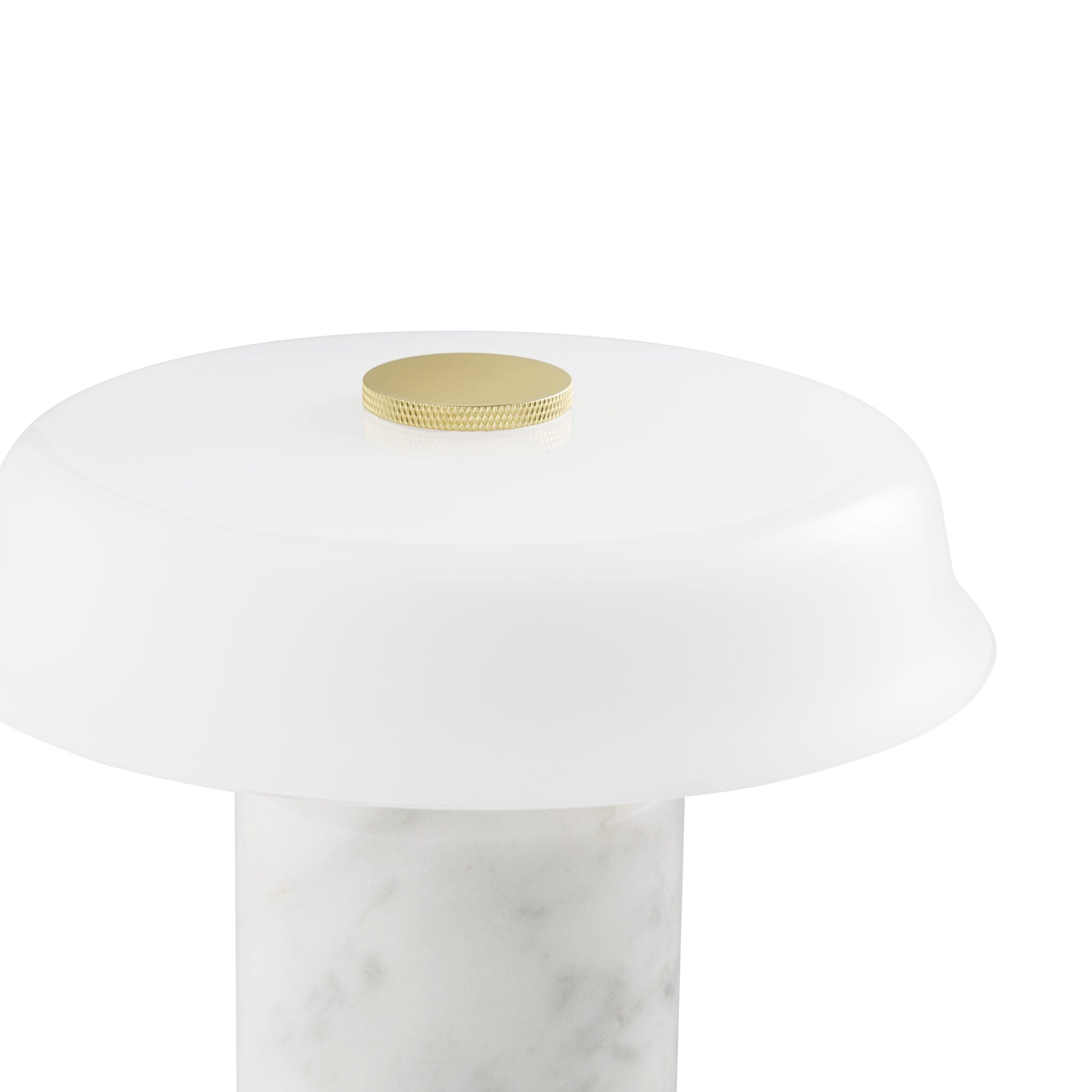 Chaque modèle est unique grâce à une fabrication artisanale minutieuse, mêlant marbre brut et verre soufflé avec élégance.