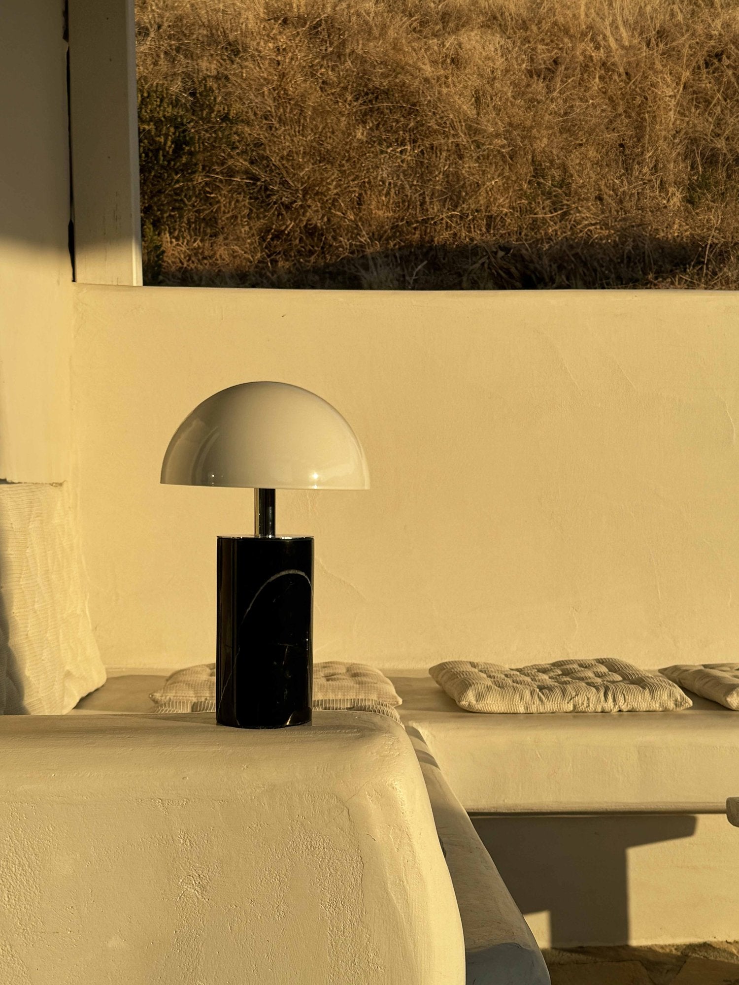 Une lampe à poser rechargeable et artisanale, qui se déplace facilement dans la maison tout en offrant une esthétique forte et authentique.