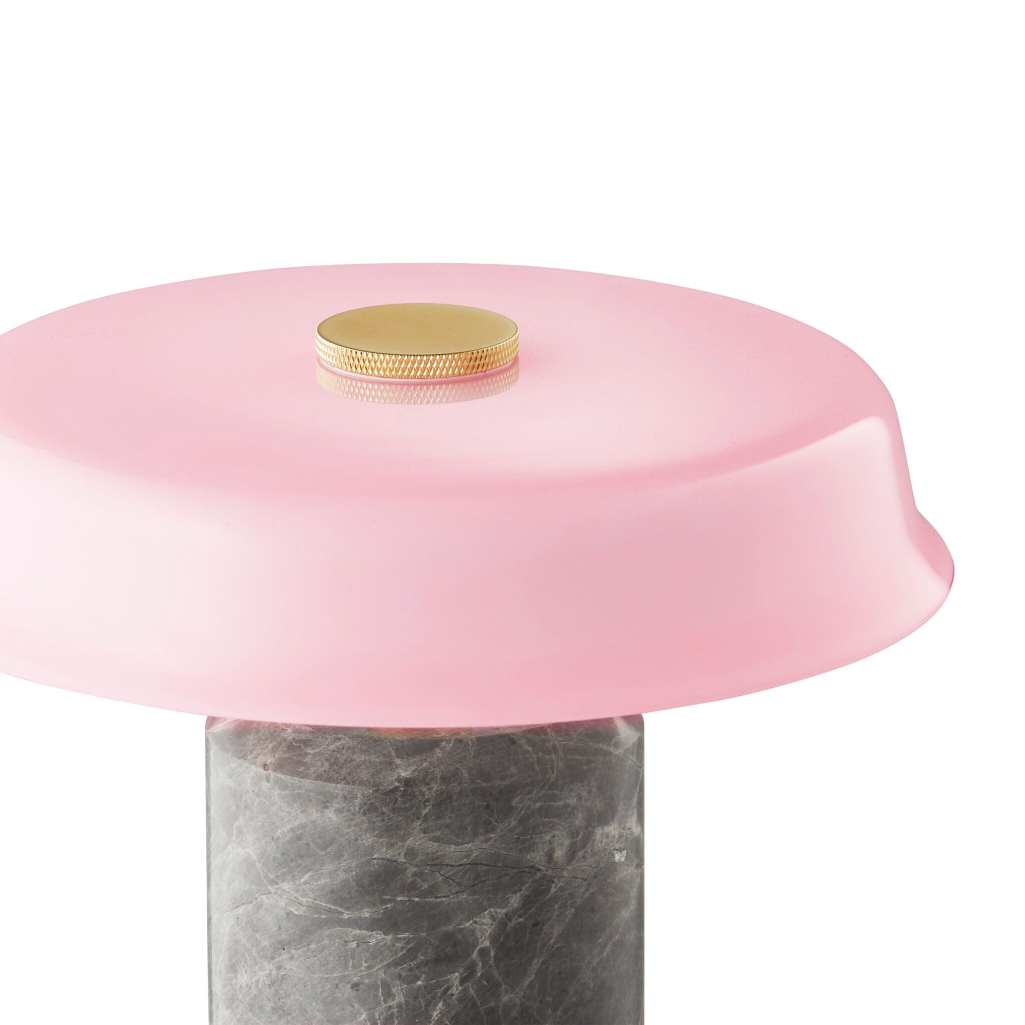 Façonnée à la main, cette lampe en marbre brut est surmontée d’un globe soufflé qui diffuse une lumière chaleureuse.