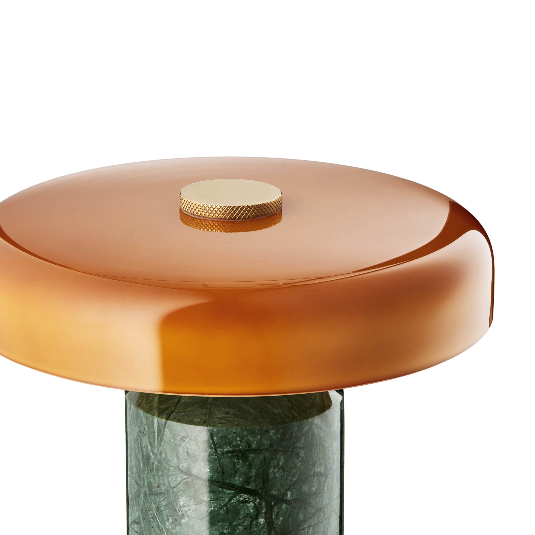 Élégante et sans fil, cette lampe artisanale est conçue pour embellir aussi bien un salon qu’un balcon grâce à sa conception rechargeable et durable.