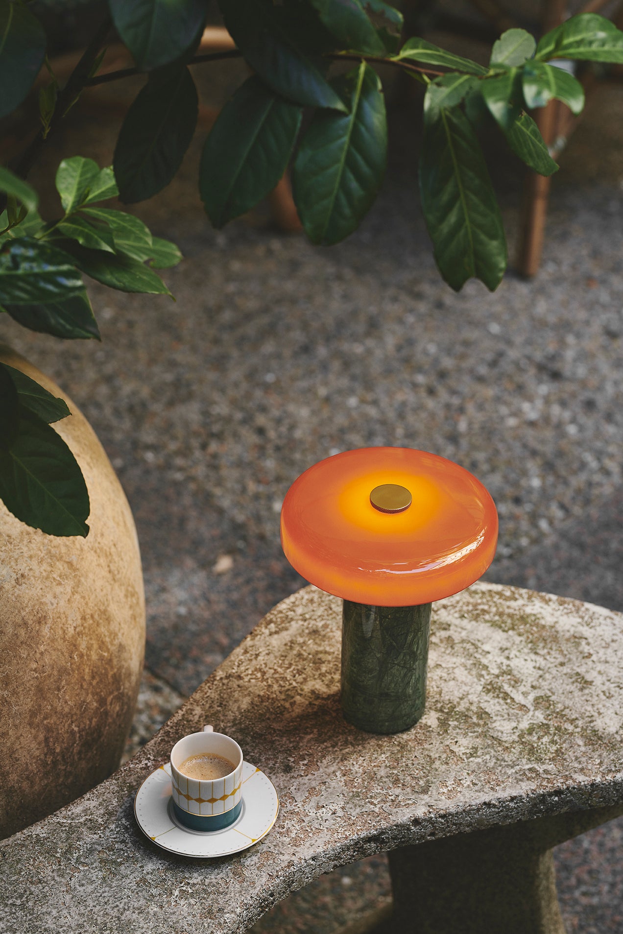 Une pièce unique, rechargeable, façonnée à la main en marbre brut avec un verre soufflé. À poser en intérieur ou en extérieur selon l’envie.